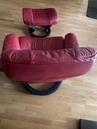 Sillón relax Stressless piel granate con reposapie