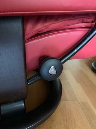 Sillón relax Stressless piel granate con reposapie