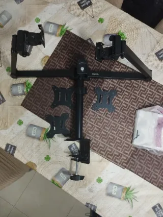 Supporto per 3 monitor da 27 pollici