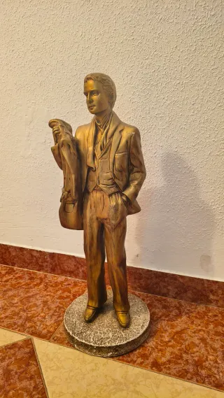 Figura decorativa hombre traje dorado
