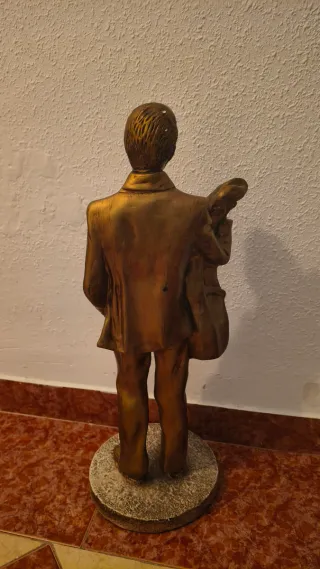 Figura decorativa hombre traje dorado