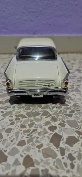 Coche a escala 1:18 Studebaker Golden Hawk 1957