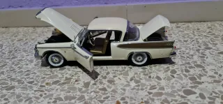Coche a escala 1:18 Studebaker Golden Hawk 1957