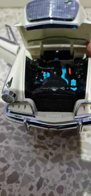 Coche a escala 1:18 Studebaker Golden Hawk 1957