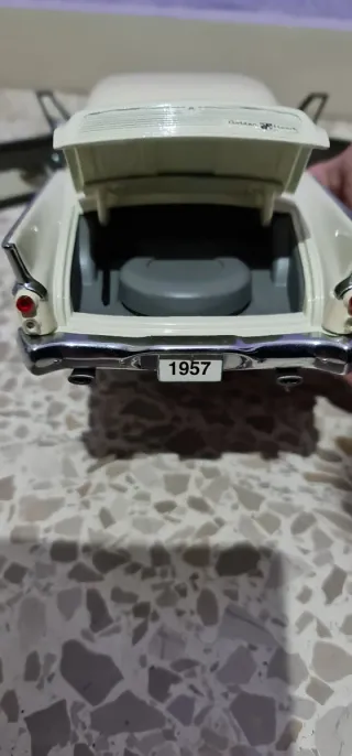 Coche a escala 1:18 Studebaker Golden Hawk 1957