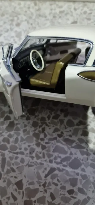 Coche a escala 1:18 Studebaker Golden Hawk 1957