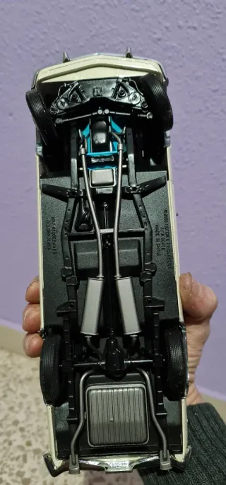 Coche a escala 1:18 Studebaker Golden Hawk 1957