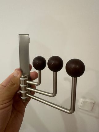 Colgador de pared con 3 perchas