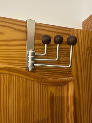 Colgador de pared con 3 perchas