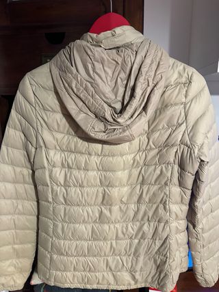 Plumífero fino beige con capucha