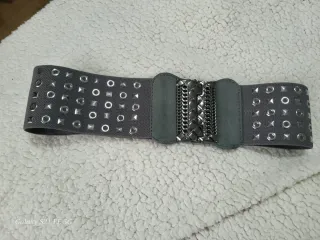 Cintura elastica con borchie