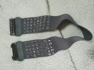 Cintura elastica con borchie
