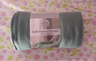 MANTA DE SOFA DE FORRO POLAR VERDE SIN ESTRENAR