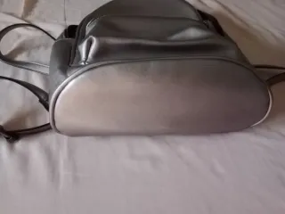 Mochila Bershka plateada