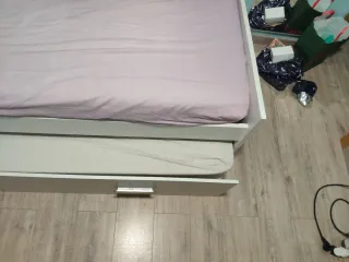 Cama individual con otra plegable de bajo
