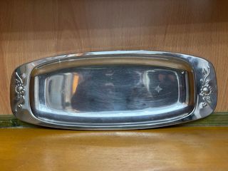 Bandeja metálica plateada decorada