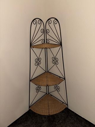 Scaffale angolare in vimini e ferro