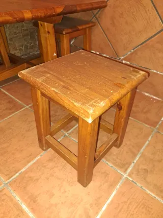Mesa baja + 4 banquitos de madera