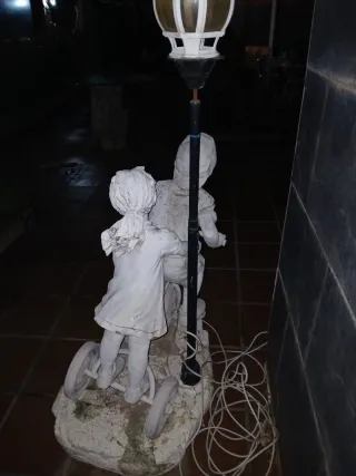 Farol de jardín con escultura de niños