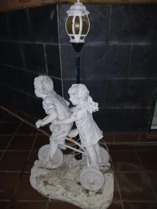 Farol de jardín con escultura de niños