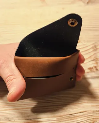 Cartera compacta marrón