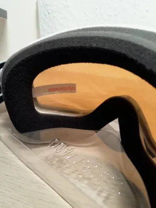 Casco y Gafas de esquí Oakley.