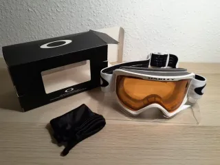 Casco y Gafas de esquí Oakley.