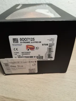 Casco y Gafas de esquí Oakley.