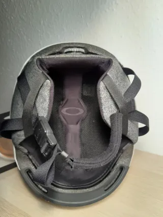 Casco y Gafas de esquí Oakley.