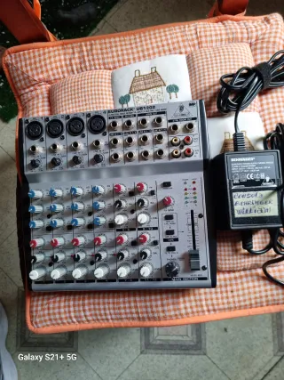 Mesa de mezclas Behringer Plata