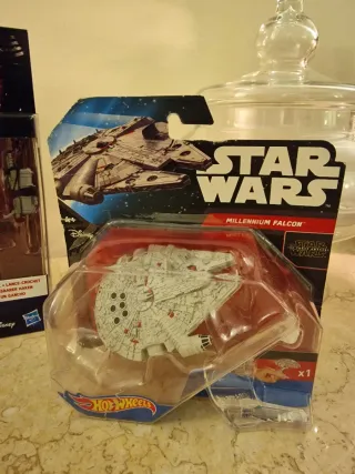 Star Wars Action Figures & Millennium Falcon