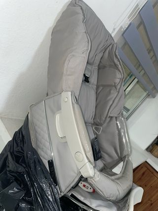 Carro de bebé y silla de paseo gris bebecar.