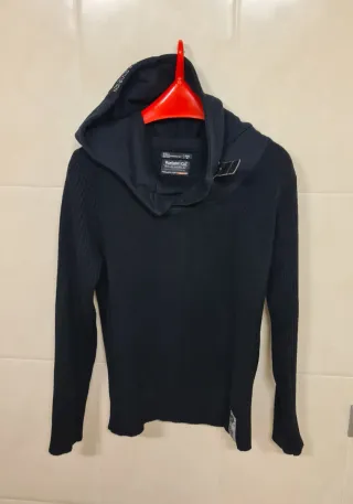 Jersey negro con capucha y botones