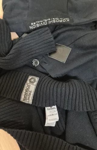 Jersey negro con capucha y botones