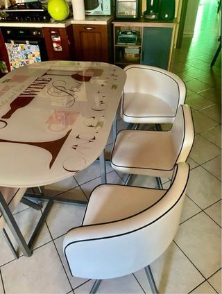 Tavolo Ovale in Vetro con 4 Sedie