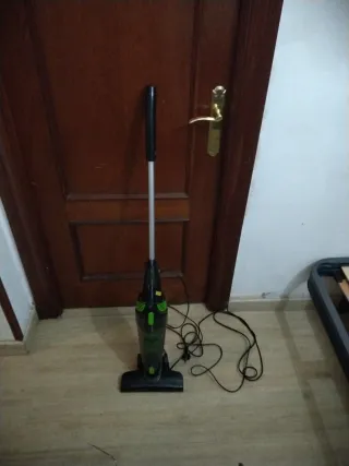 Aspirador de mano negro y verde