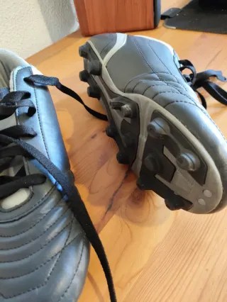 Zapatillas Kipsta tacos fútbol negras y blancas