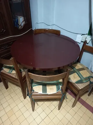 Mesa redonda de madera