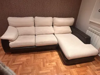 Sofá modular, mesa y mueble de salón