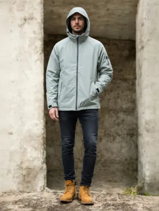 Casaco corta-vento com capuz bege