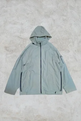 Casaco corta-vento com capuz bege