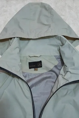 Casaco corta-vento com capuz bege