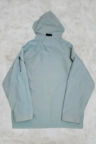 Casaco corta-vento com capuz bege