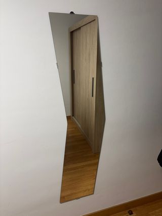 Espejo de pared ondulado.