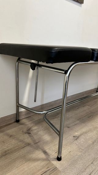 Camilla negra para masajes o para que los médicos