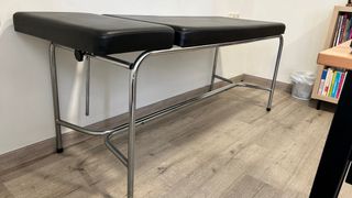 Camilla negra para masajes o para que los médicos