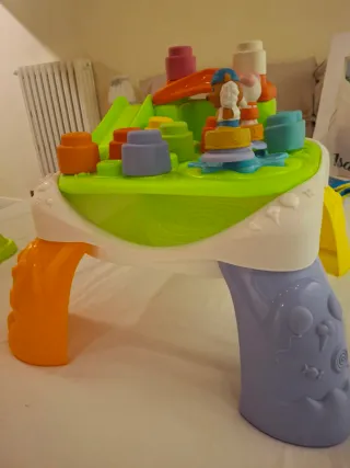 Tavolino interattivo con costruzioni bimbo/a