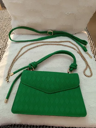 Bolso verde con cadena y asa