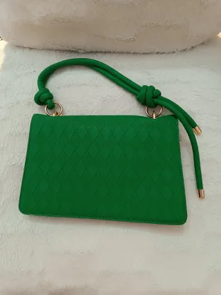 Bolso verde con cadena y asa