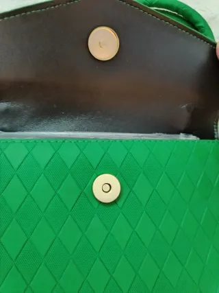 Bolso verde con cadena y asa